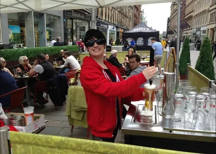 Centre Flat With River Views And Parking * Glasgow