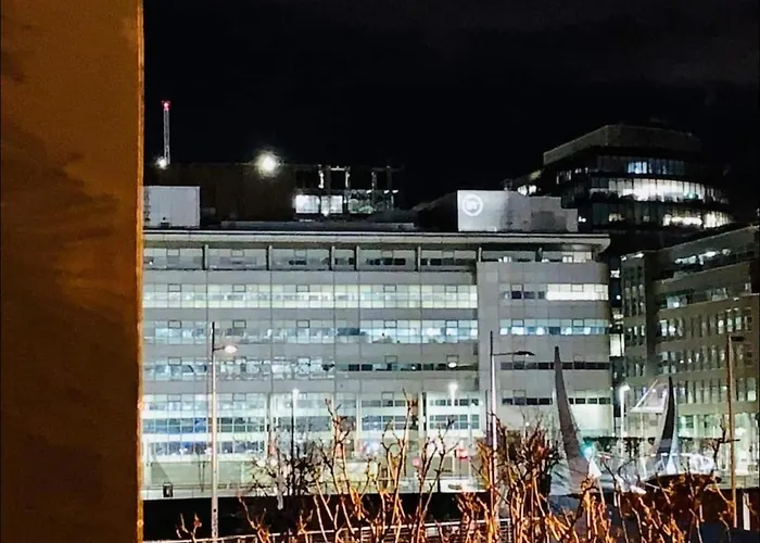 Centre Flat With River Views And Parking *