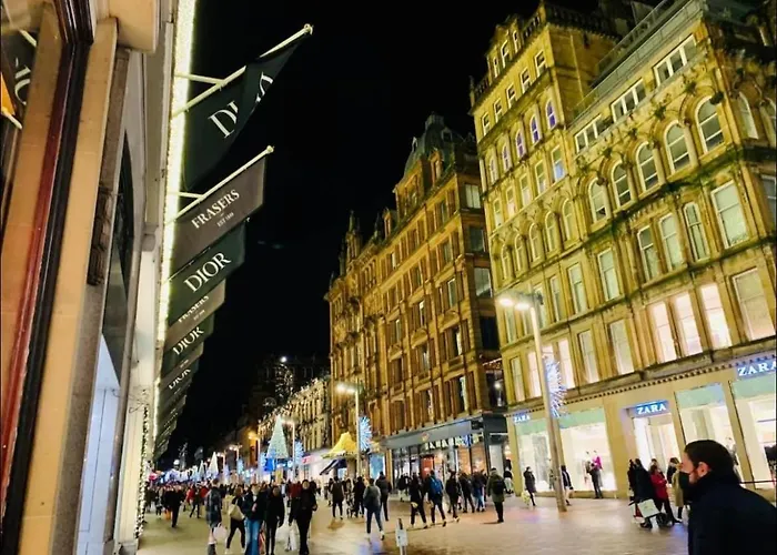 Centre Flat With River Views And Parking *