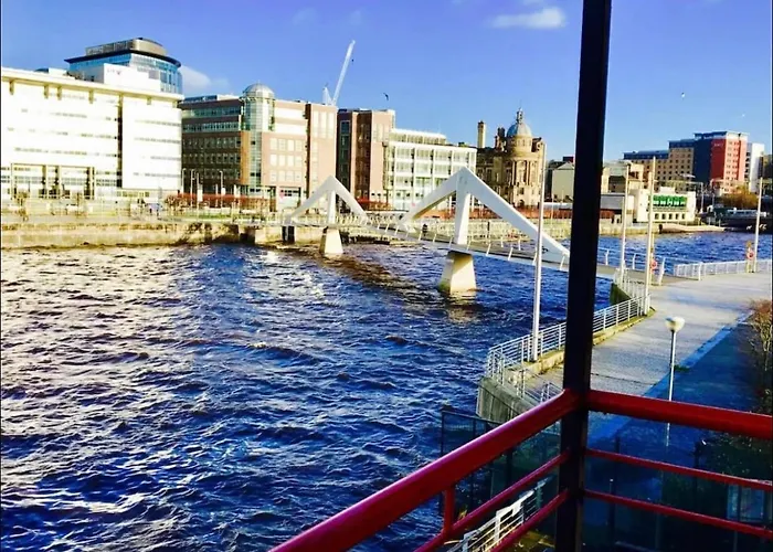 Centre Flat With River Views And Parking Daire *