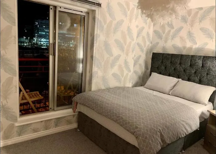 Centre Flat With River Views And Parking