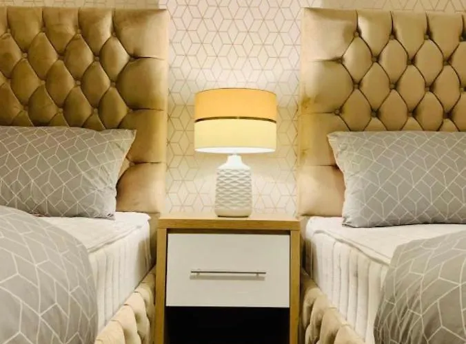 Centre Flat With River Views And Parking