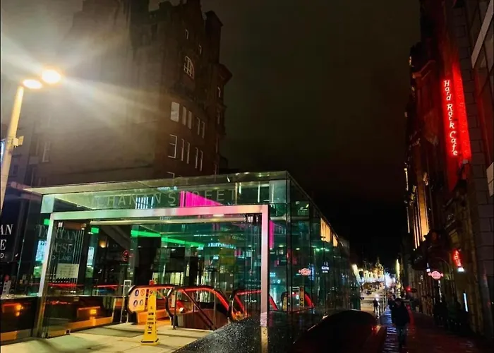 Centre Flat With River Views And Parking *