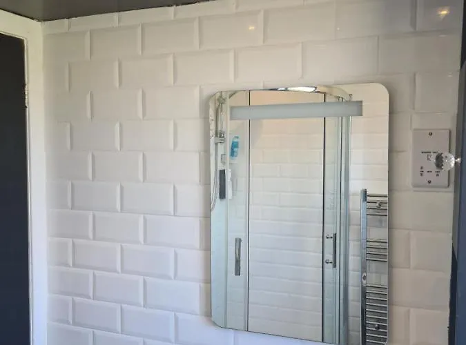 Villa Travel Host 3 Bedroom House With Free Parking