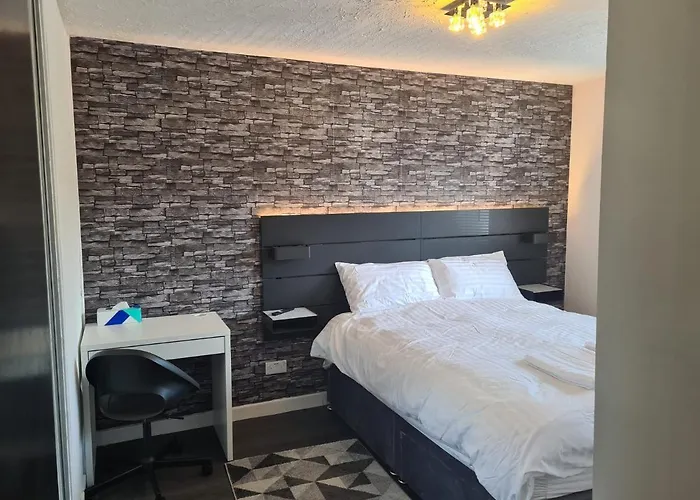 Travel Host 3 Bedroom House With Free Parking *