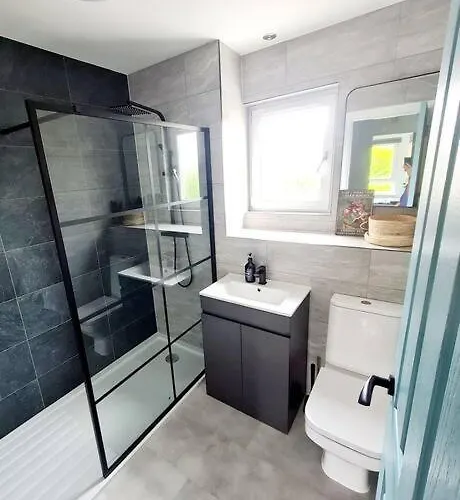 Spacious 5bed House, Free Parking, No Party !