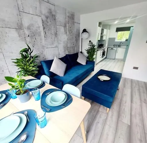 Spacious 5bed House, Free Parking, No Party !