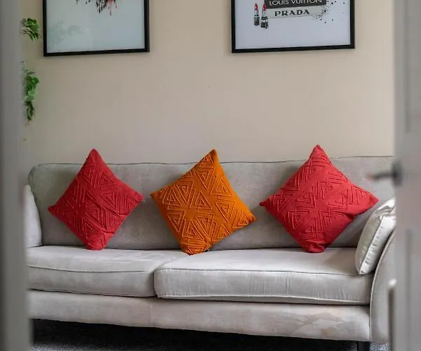 4 Bedrooms Homely House - Sleeps 6 Comfortably With 6 Double Beds,glasgow, Free Street Parking, Business Travellers, Contractors, & Holiday-goers, Near Major Transport Links In & Centre, Perfect For Common Wealth Games 2026 Lägenhet Glasgow