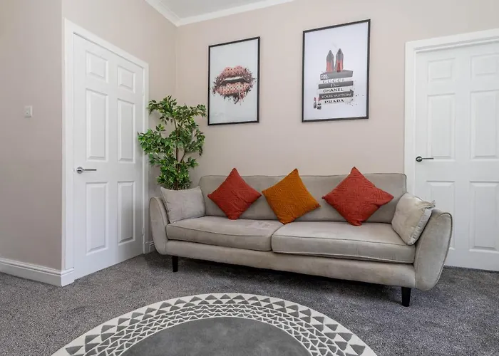 4 Bedrooms Homely House - Sleeps 6 Comfortably With 6 Double Beds,glasgow, Free Street Parking, Business Travellers, Contractors, & Holiday-goers, Near Major Transport Links In & Centre, Perfect For Common Wealth Games 2026