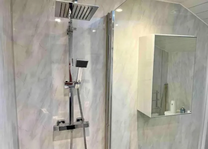 Spacious 3 Bedroom In - Free Parking Дом отдыха *