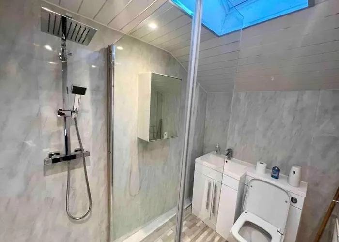 Дом отдыха Spacious 3 Bedroom In - Free Parking