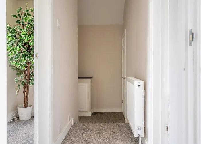 4 Bedrooms Homely House - Sleeps 6 Comfortably With 6 Double Beds,glasgow, Free Street Parking, Business Travellers, Contractors, & Holiday-goers, Near Major Transport Links In & Centre, Perfect For Common Wealth Games 2026 *