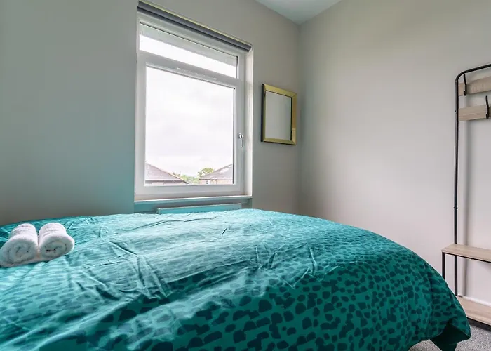 4 Bedrooms Homely House - Sleeps 6 Comfortably With 6 Double Beds,glasgow, Free Street Parking, Business Travellers, Contractors, & Holiday-goers, Near Major Transport Links In & Centre, Perfect For Common Wealth Games 2026 * Glasgow