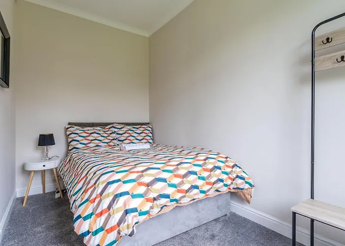 4 Bedrooms Homely House - Sleeps 6 Comfortably With 6 Double Beds,glasgow, Free Street Parking, Business Travellers, Contractors, & Holiday-goers, Near Major Transport Links In & Centre, Perfect For Common Wealth Games 2026