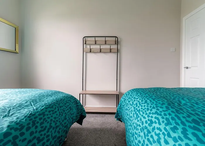 4 Bedrooms Homely House - Sleeps 6 Comfortably With 6 Double Beds,glasgow, Free Street Parking, Business Travellers, Contractors, & Holiday-goers, Near Major Transport Links In & Centre, Perfect For Common Wealth Games 2026