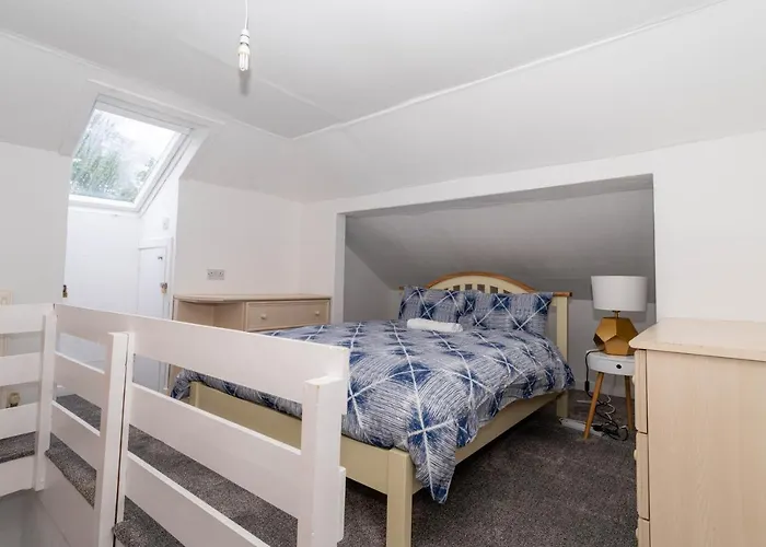 4 Bedrooms Homely House - Sleeps 6 Comfortably With 6 Double Beds,glasgow, Free Street Parking, Business Travellers, Contractors, & Holiday-goers, Near Major Transport Links In & Centre, Perfect For Common Wealth Games 2026