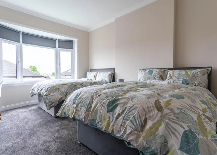 4 Bedrooms Homely House - Sleeps 6 Comfortably With 6 Double Beds,glasgow, Free Street Parking, Business Travellers, Contractors, & Holiday-goers, Near Major Transport Links In & Centre, Perfect For Common Wealth Games 2026 * Glasgow