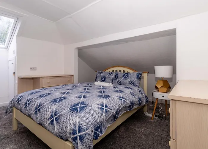 4 Bedrooms Homely House - Sleeps 6 Comfortably With 6 Double Beds,glasgow, Free Street Parking, Business Travellers, Contractors, & Holiday-goers, Near Major Transport Links In & Centre, Perfect For Common Wealth Games 2026 Glasgow