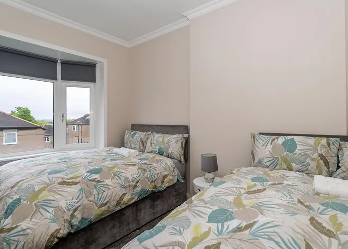4 Bedrooms Homely House - Sleeps 6 Comfortably With 6 Double Beds,glasgow, Free Street Parking, Business Travellers, Contractors, & Holiday-goers, Near Major Transport Links In & Centre, Perfect For Common Wealth Games 2026 Apartament Glasgow