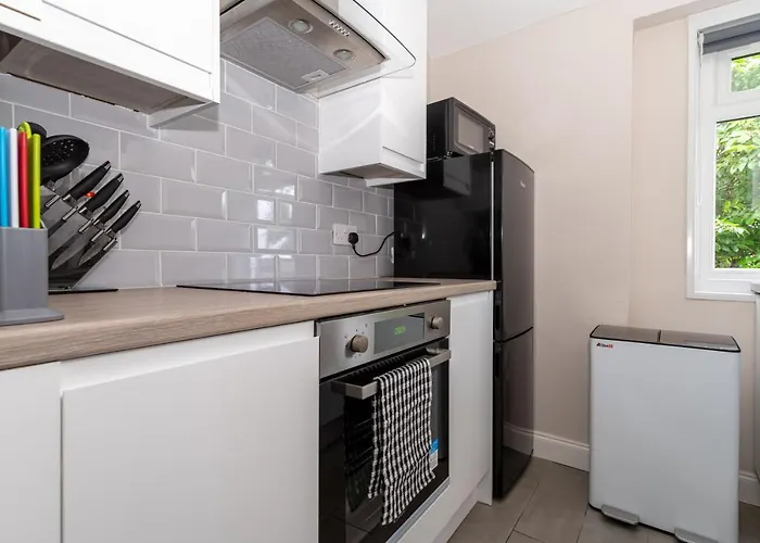 4 Bedrooms Homely House - Sleeps 6 Comfortably With 6 Double Beds,glasgow, Free Street Parking, Business Travellers, Contractors, & Holiday-goers, Near Major Transport Links In & Centre, Perfect For Common Wealth Games 2026