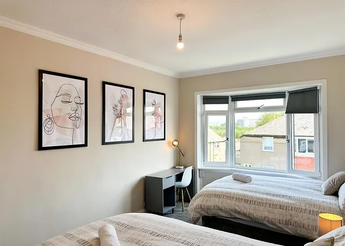 4 Bedrooms Homely House - Sleeps 6 Comfortably With 6 Double Beds,glasgow, Free Street Parking, Business Travellers, Contractors, & Holiday-goers, Near Major Transport Links In & Centre, Perfect For Common Wealth Games 2026 Glasgow