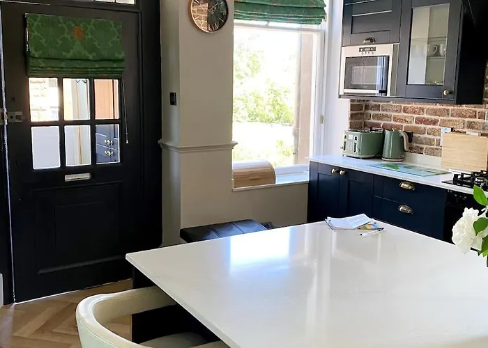 Stunning 3 Bedroom Victorian Near Pollok Country Park Διαμέρισμα *