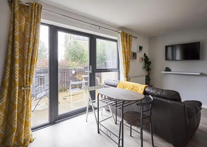 Host & - London Avenue *