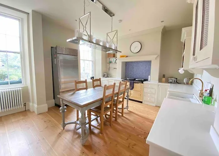 Of Joy - 3 Bedroom With Private Garden Apartment *