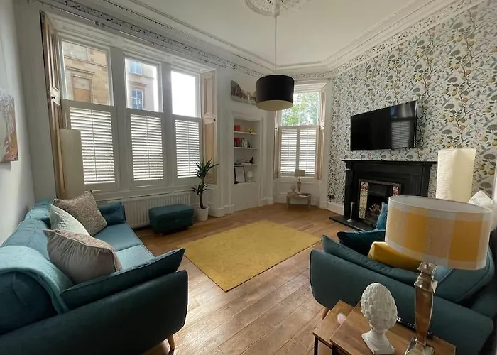 Stunning West End Flat! شقة