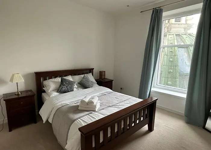 Comfy Two Bedroom Right In The Centre