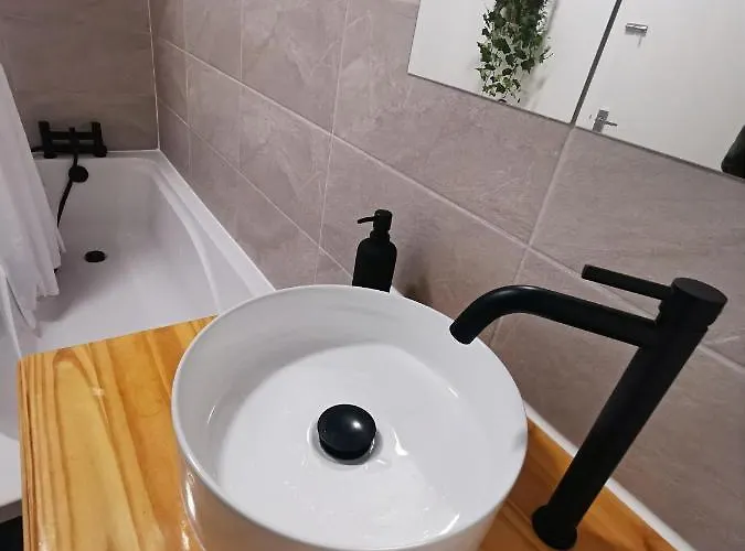 Peaceful House In The Heart Of City, Close To Queen Elizabeth Hospital And Govan Subway, Free Private Parking Apartman Glasgow