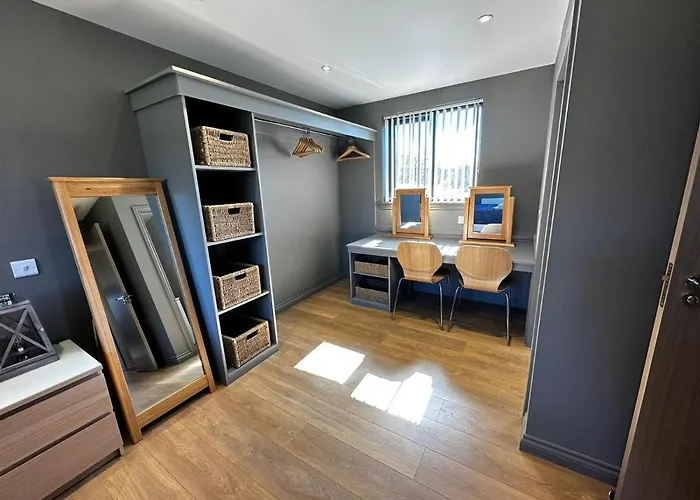 Spacious 3-bedroom On Country Estate Near - Sleeps 6