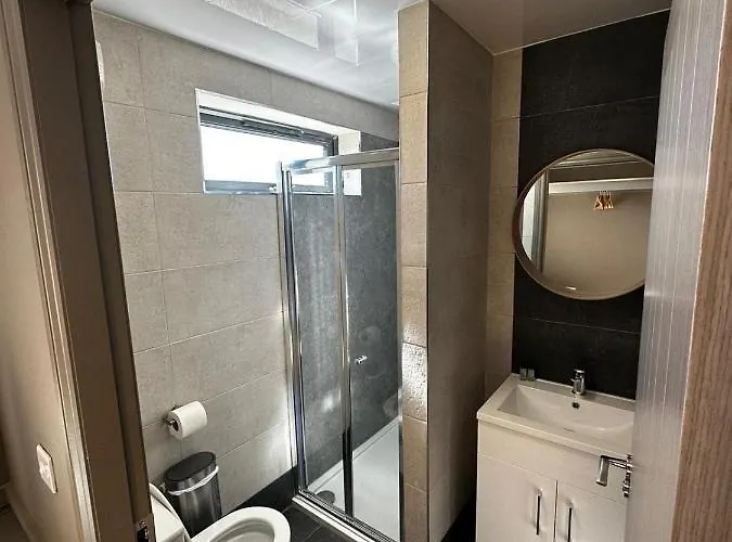 Spacious 3-bedroom On Country Estate Near - Sleeps 6 Apartament