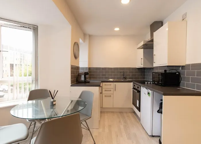 City, West End, Private Parking *