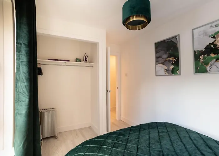 Appartement City, West End, Private Parking