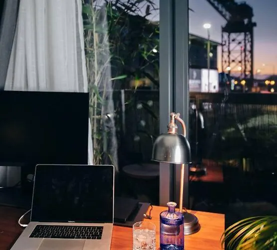 Glasgow, Finnieston Luxury 2 Bed With Parking, E-check In, Hi-fi *