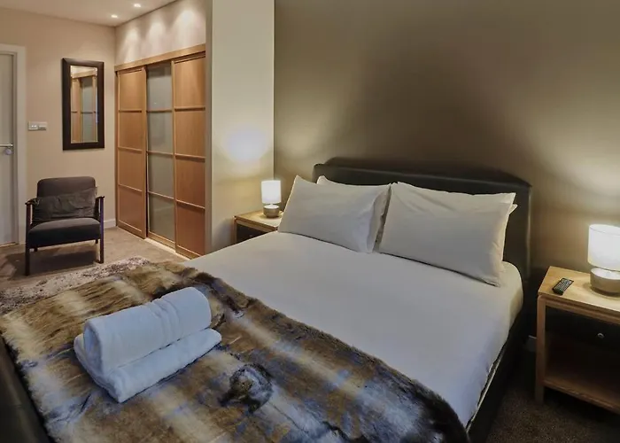 Glasgow, Finnieston Luxury 2 Bed With Parking, E-check In, Hi-fi דירה גלאזגו