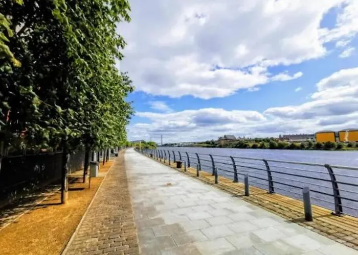 Glasgow, Finnieston Luxury 2 Bed With Parking, E-check In, Hi-fi *