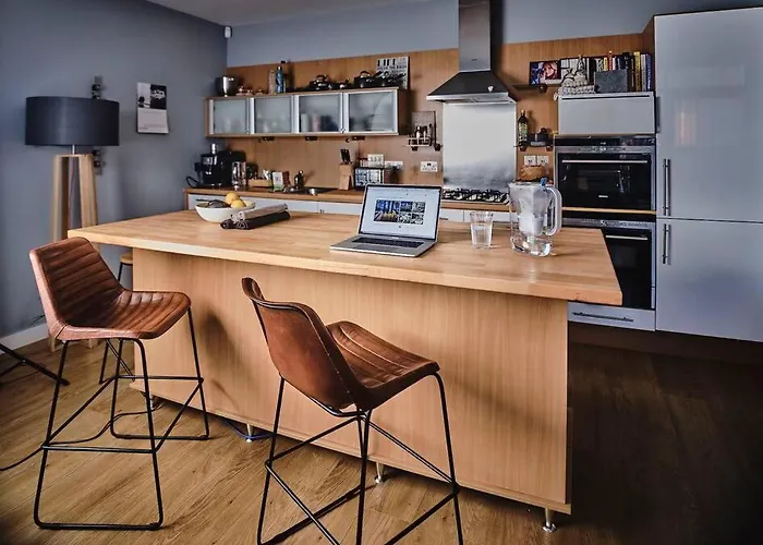 Glasgow, Finnieston Luxury 2 Bed With Parking, E-check In, Hi-fi דירה