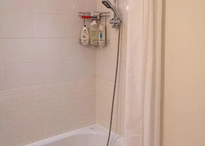 Spacious Queen Bed Centre Penthouse With Balcony - Homeshare - Live In Host