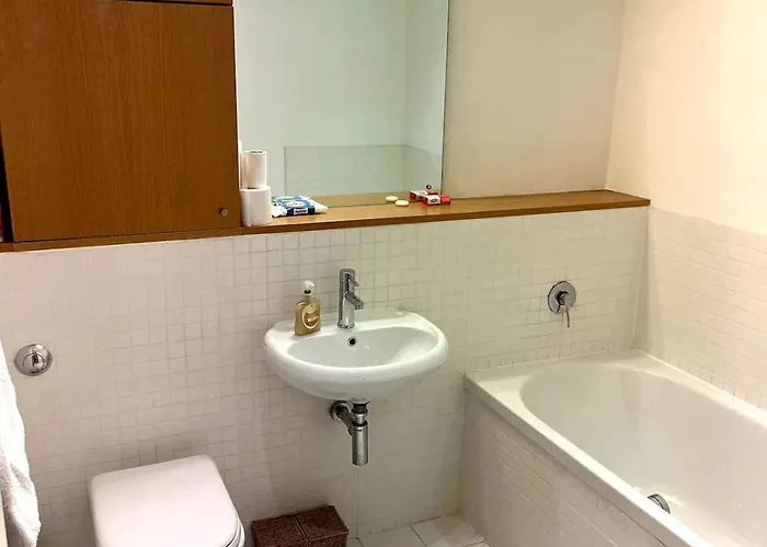 Spacious Queen Bed Centre Penthouse With Balcony - Homeshare - Live In Host 民宿 格拉斯哥