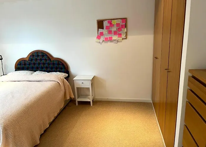 Spacious Queen Bed Centre Penthouse With Balcony - Homeshare - Live In Host 格拉斯哥