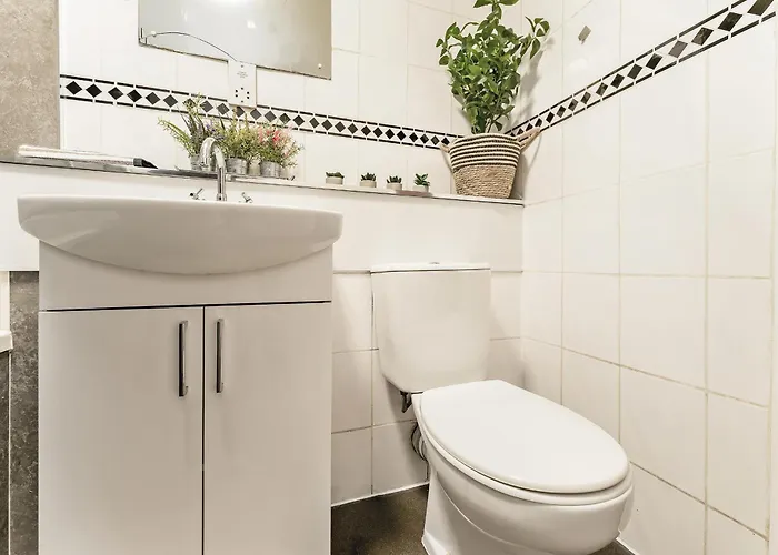 Spacious 2-bedroom Main Door With Private Parking Διαμέρισμα