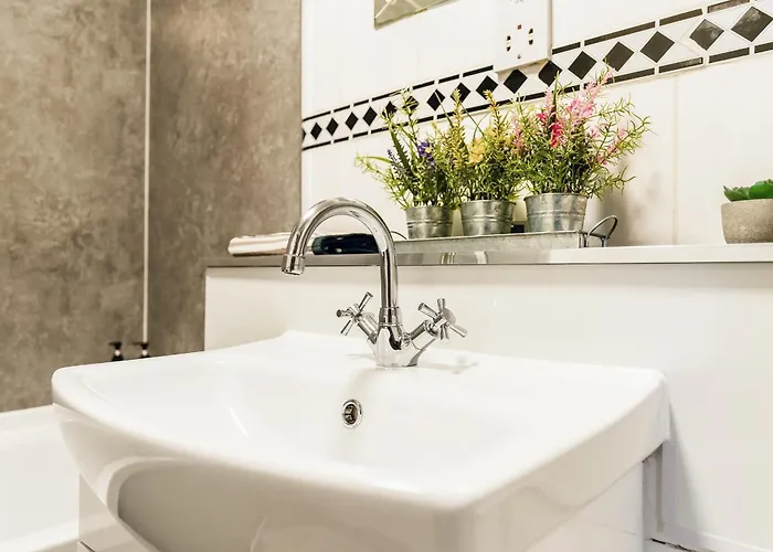 Spacious 2-bedroom Main Door With Private Parking Γλασκώβη