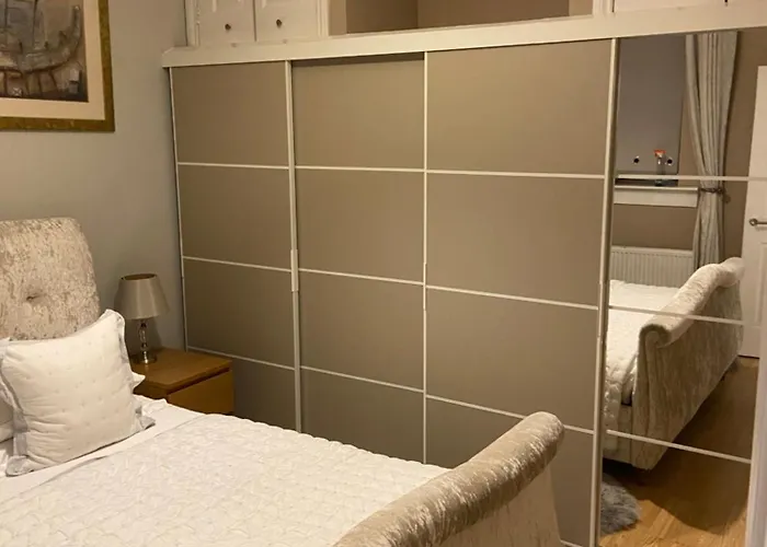 Vakantiehuis Cheerful One Bedroom With Parking Space.