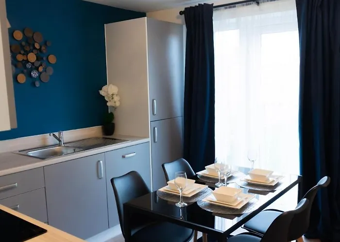 Stylish House With Private Parking