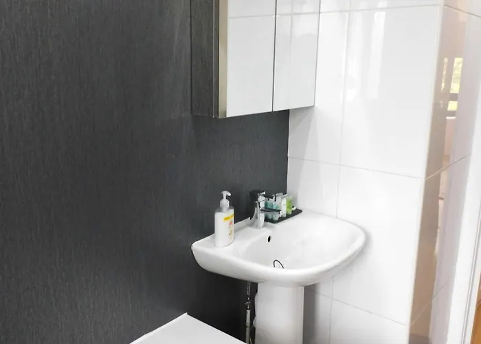 Charming 2 Bed Close To And Sec Hydro Glasgow