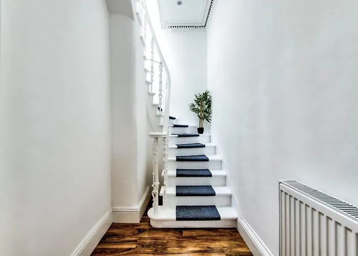 Appartamento Stunning 5 Bedroom Apt, Close To Centre, Sec, Hydro And Motorway *