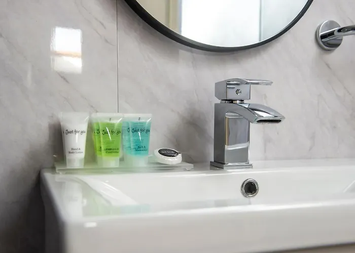 Stunning 5 Bedroom Apt, Close To Centre, Sec, Hydro And Motorway *