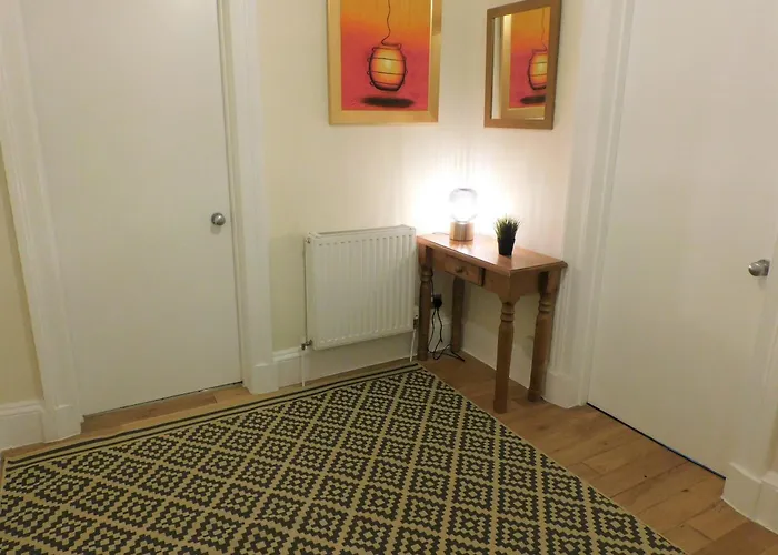 Beautiful & Spacious 2 Bed In West End Appartamento *